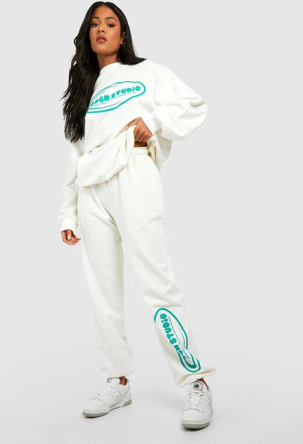 boohoo Tall Dsgn Studio Trainingspak Met Trui Met Print En Joggingbroek, Ecru